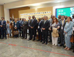 Visita ao Pavilhão de exposição da Plataforma de Serviços para a Cooperação Comercial entre a China e os Países de Língua Portuguesa-Macau
