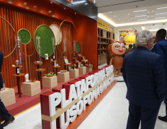 Visita ao Pavilhão de exposição da Plataforma de Serviços para a Cooperação Comercial entre a China e os Países de Língua Portuguesa-Macau