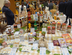 Visita ao Pavilhão de exposição da Plataforma de Serviços para a Cooperação Comercial entre a China e os Países de Língua Portuguesa-Macau