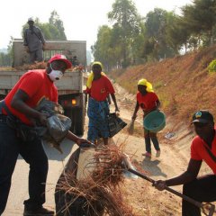 Cidadãos envolvidos na limpeza no Huambo