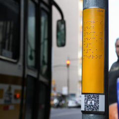 Instalação de placas com informações em braille em Porto Alegre