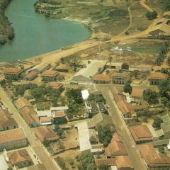 Associação de proteção de ambiente planta árvores no Parque de Bomma de Bafatá