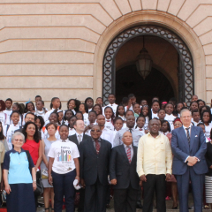 Escolas secundárias e jovens premiados no âmbito da Feira do Livro de Maputo