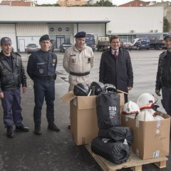 Sapadores Bombeiros de Lisboa doam material aos bombeiros da Praia