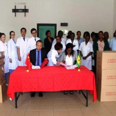 Entrega de material hospitalar a São Tomé e Príncipe