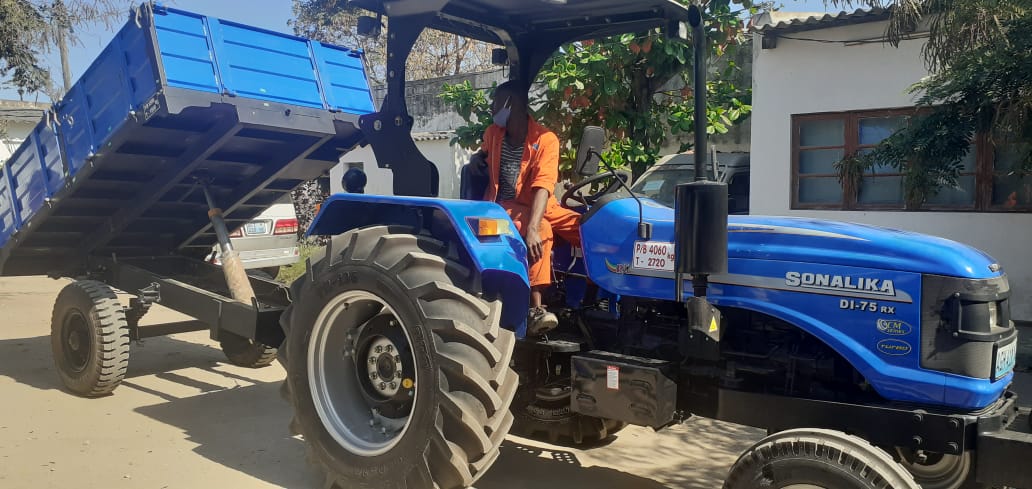 Tractor doado para a recolha de lixo