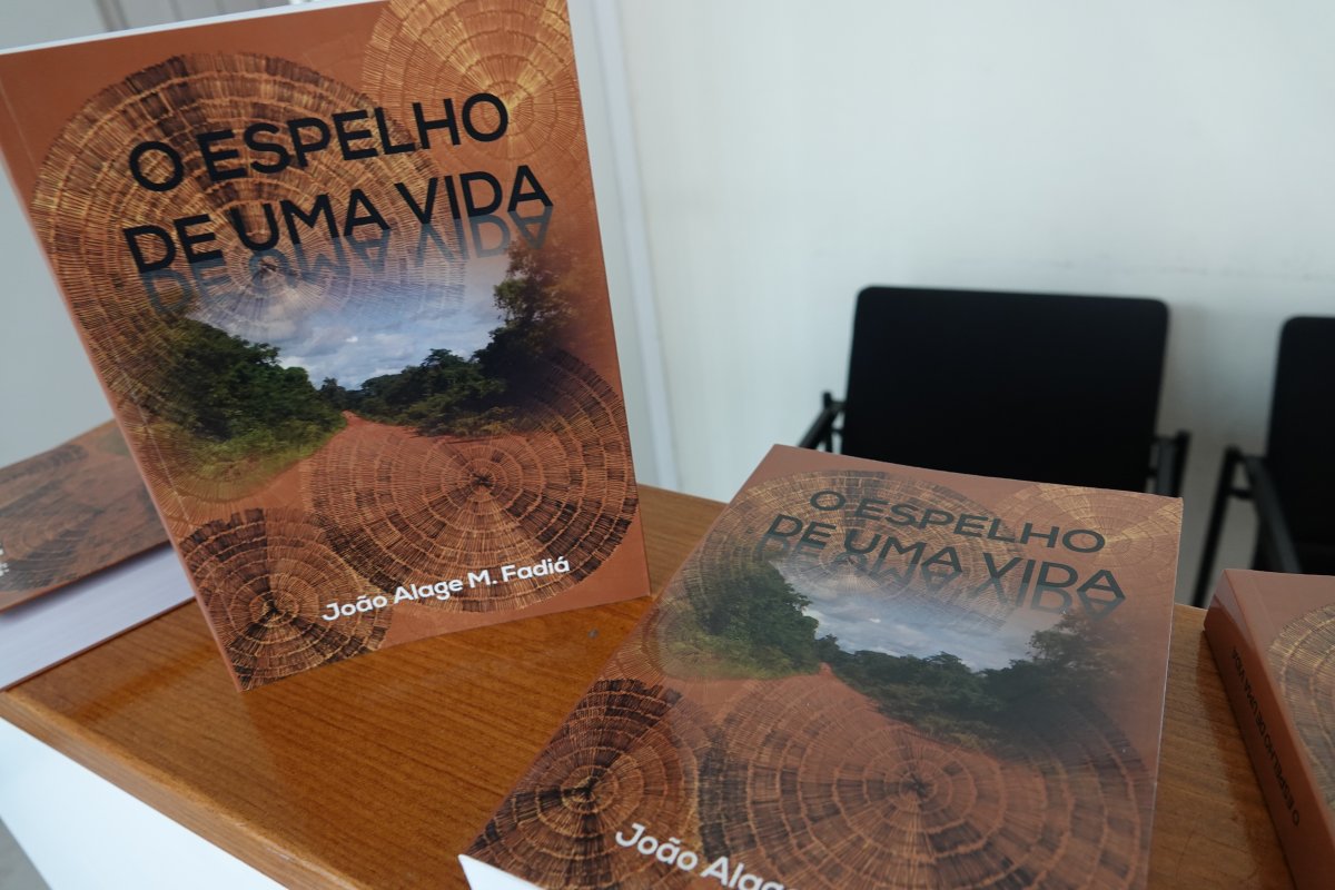 UCCLA recebeu lançamento do livro O Espelho de uma Vida de João Alage Mamadú Fadiá_DSC04122