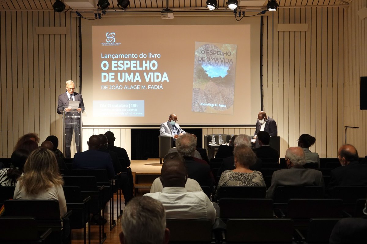 UCCLA recebeu lançamento do livro O Espelho de uma Vida de João Alage Mamadú Fadiá_DSC04132