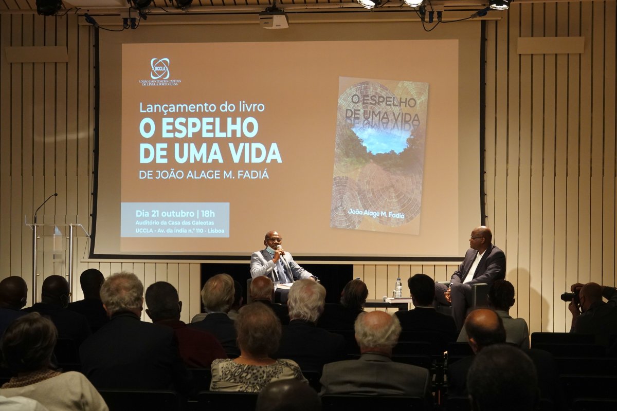 UCCLA recebeu lançamento do livro O Espelho de uma Vida de João Alage Mamadú Fadiá_DSC04146
