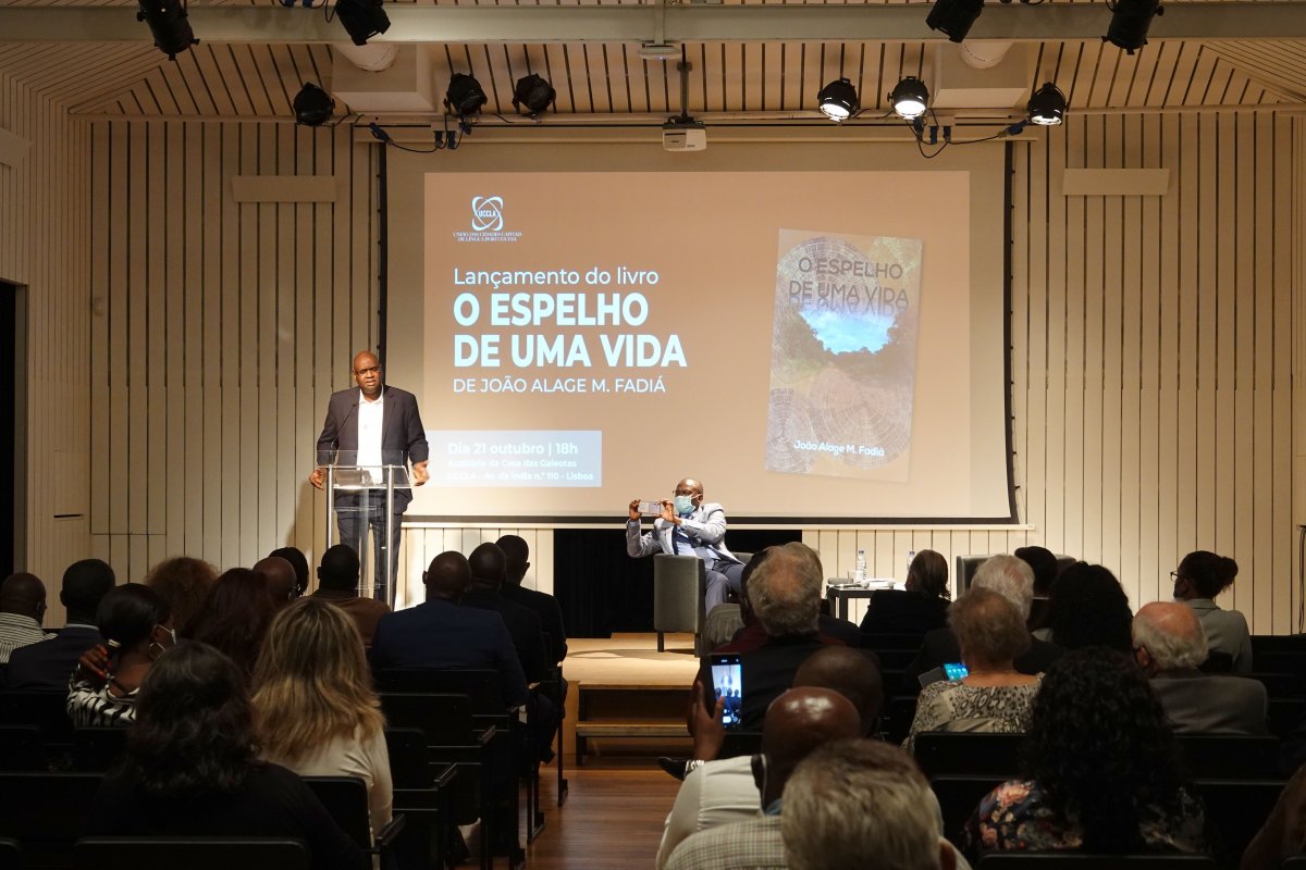 UCCLA recebeu lançamento do livro O Espelho de uma Vida de João Alage Mamadú Fadiá_DSC04205