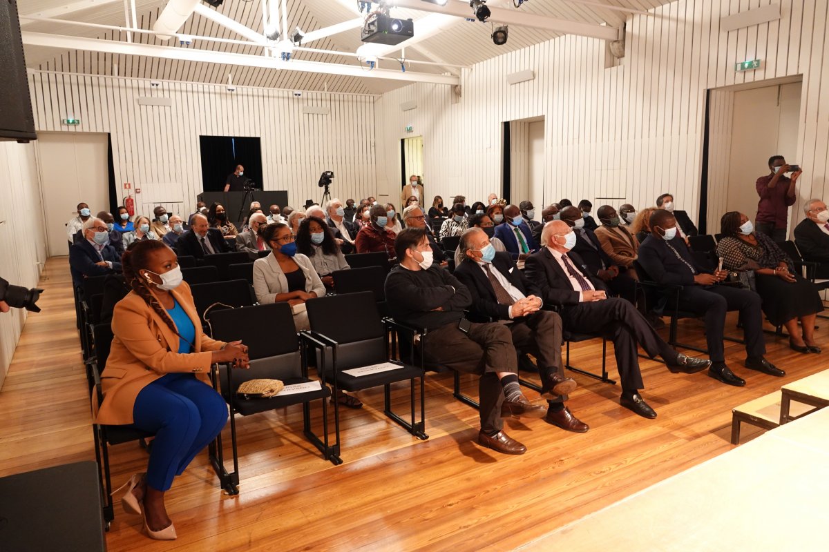 UCCLA recebeu lançamento do livro O Espelho de uma Vida de João Alage Mamadú Fadiá_DSC04225
