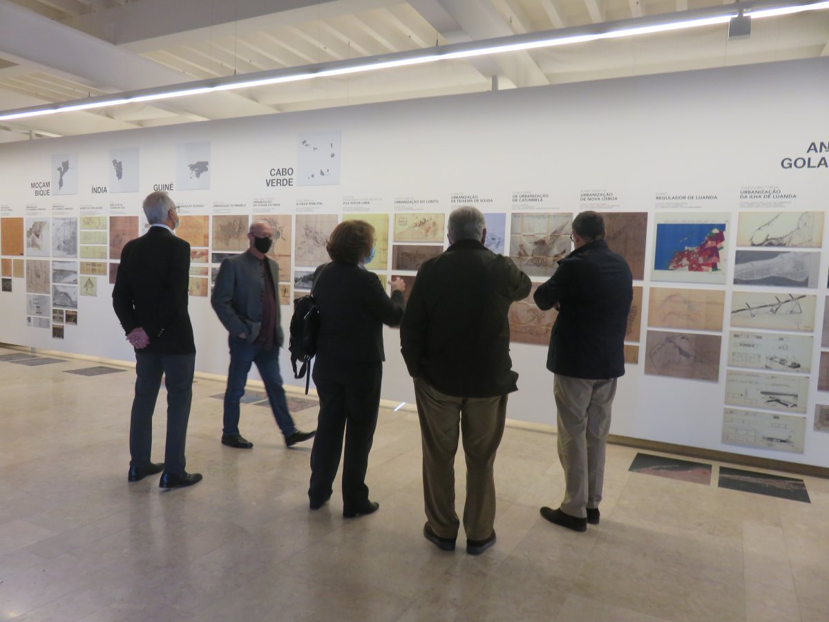 Visita de delegação da Fundação Gulbenkian à exposição da UCCLA_1725