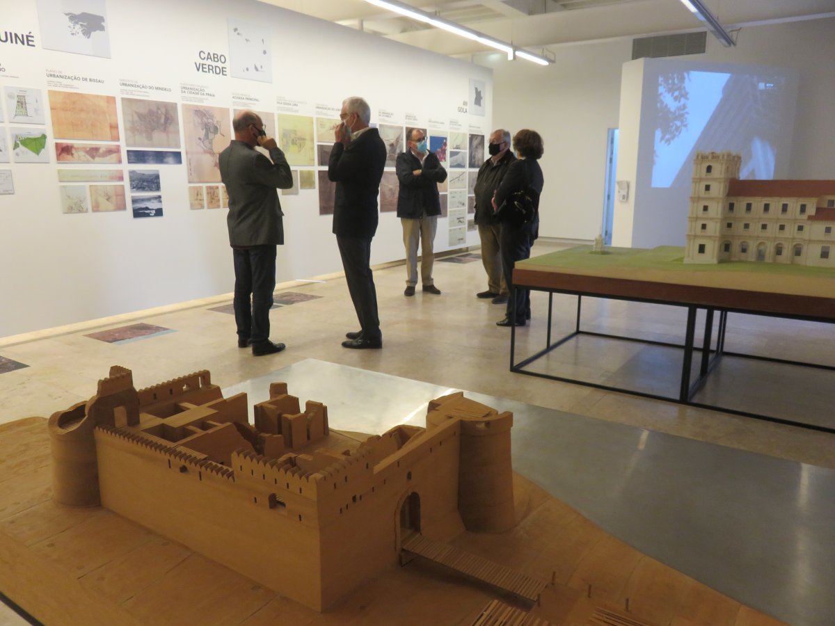 Visita de delegação da Fundação Gulbenkian à exposição da UCCLA_1726
